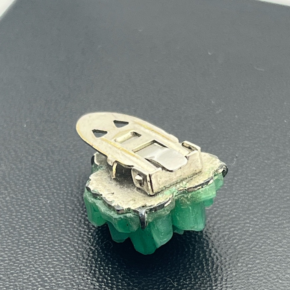 Green carved flower rose shaped stone silver tone vintage dress clip antique - Picture 12 of 16